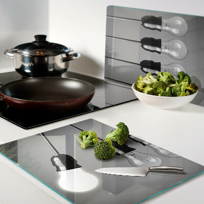 Schneidebrett mit Motiv von Glühbirnen an Kabeln