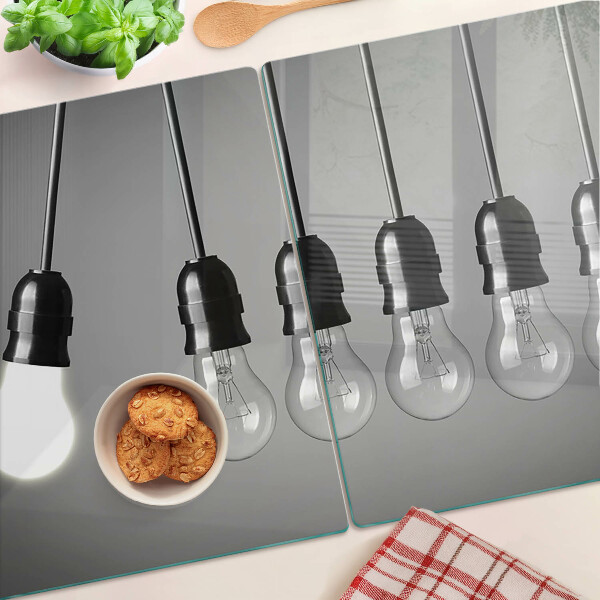 Schneidebrett Glühbirnen an Kabeln