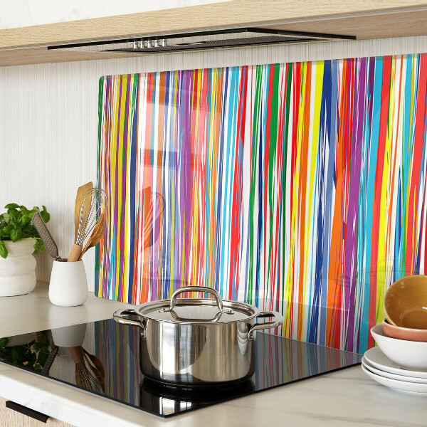 Glas-Schneidebrett mit bunten Streifen in verschiedenen Farbtönen