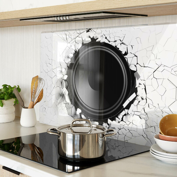 Schneidebrett Lautsprecher in einer zerbrochenen Wand