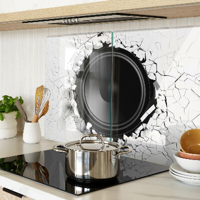 Schneidebrett Lautsprecher in einer zerbrochenen Wand