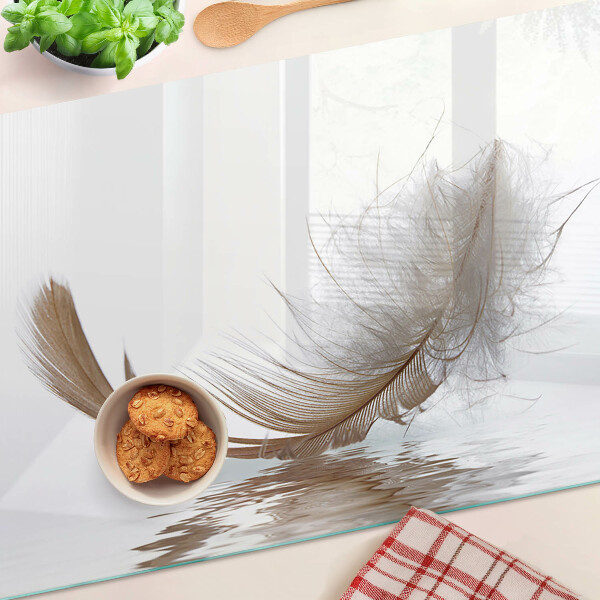 Schneidebrett glas Eine Feder gegen das Wasser