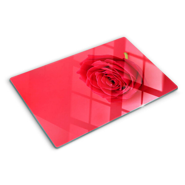 Schneidebrett Rote Rose im Hintergrund