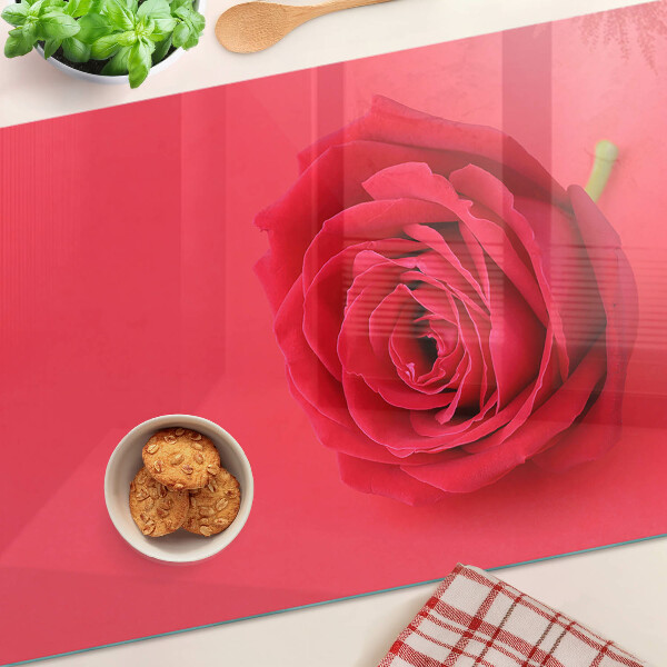 Schneidebrett Rote Rose im Hintergrund