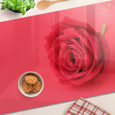 Schneidebrett Rote Rose im Hintergrund
