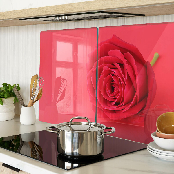 Schneidebrett mit Motiv einer roten Rose im Hintergrund