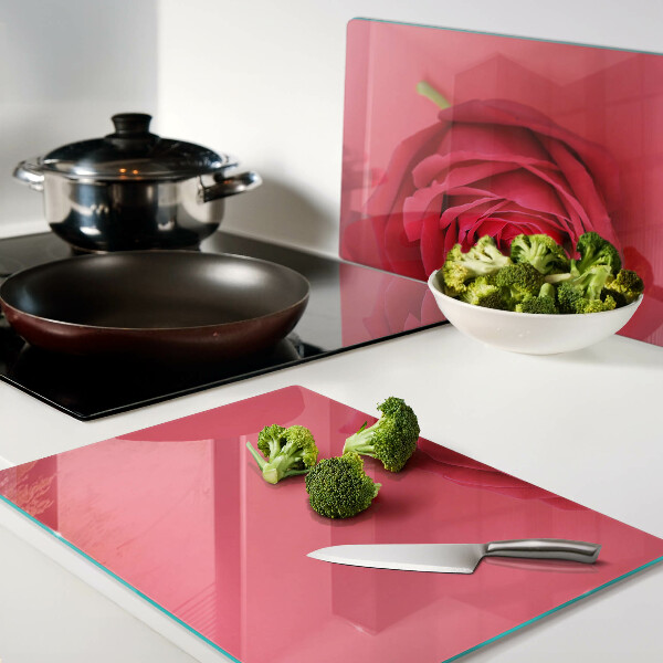 Schneidebrett mit Motiv einer roten Rose im Hintergrund