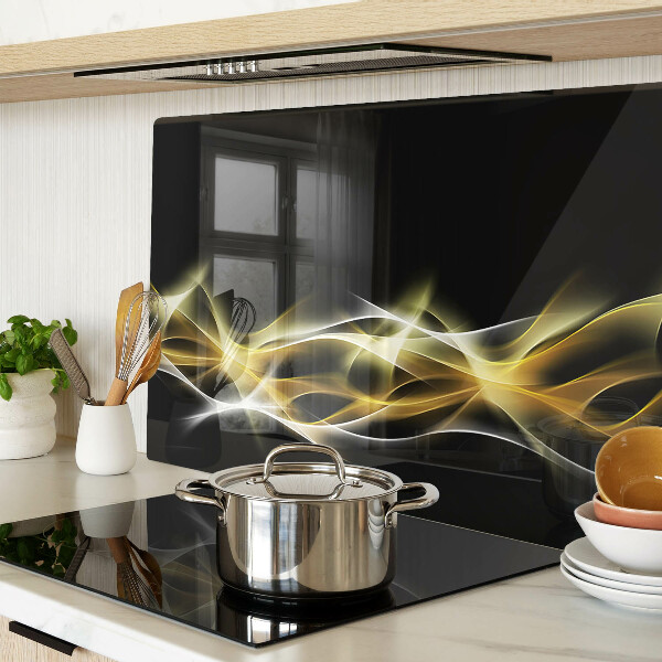 Glas-Schneidebrett mit einem goldfarbenen Lichtwellendekor