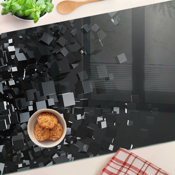 Schneidebrett mit abstraktem schwarzen Würfelmotiv