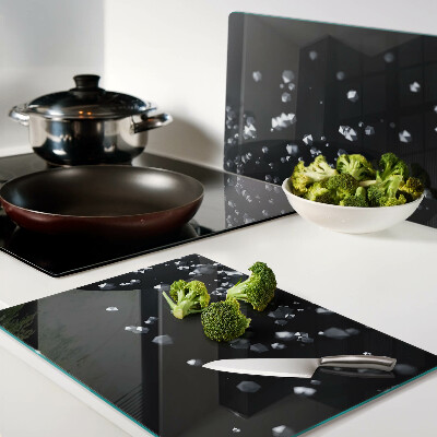 Schneidebrett Kristallblasen auf schwarzem Hintergrund