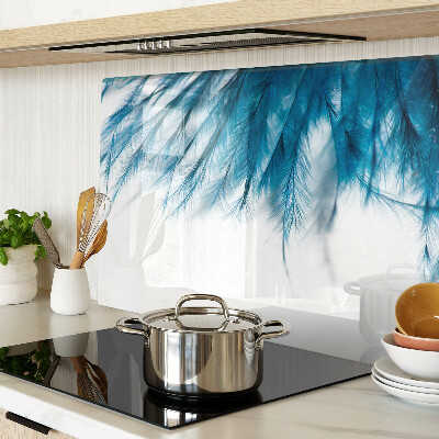 Schneidebrett Glas mit blauem Federmotiv auf weißem Hintergrund