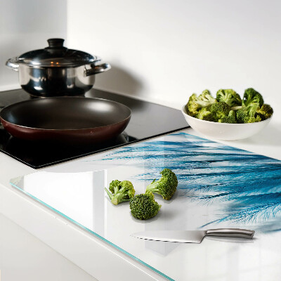 Schneidebrett glas Blaue Federn auf weißem Hintergrund