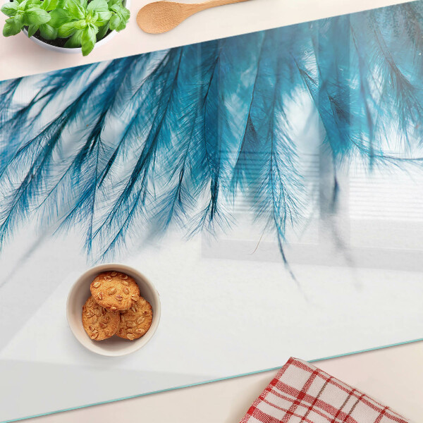 Schneidebrett Glas mit blauem Federmotiv auf weißem Hintergrund