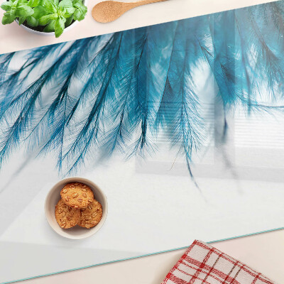 Schneidebrett Glas mit blauem Federmotiv auf weißem Hintergrund