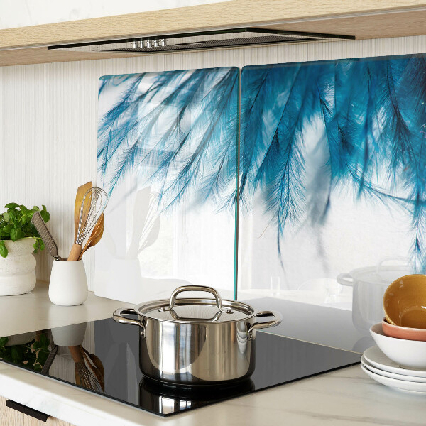 Schneidebrett Glas mit blauem Federmotiv auf weißem Hintergrund