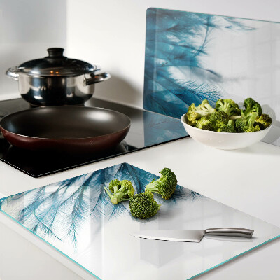 Schneidebrett Glas mit blauem Federmotiv auf weißem Hintergrund