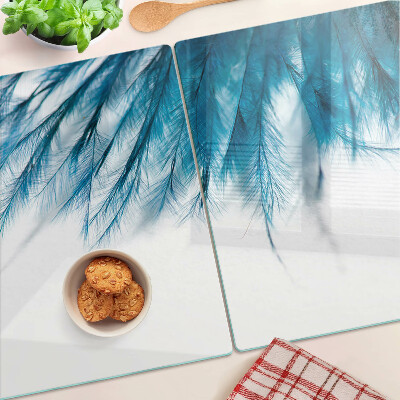Schneidebrett Glas mit blauem Federmotiv auf weißem Hintergrund