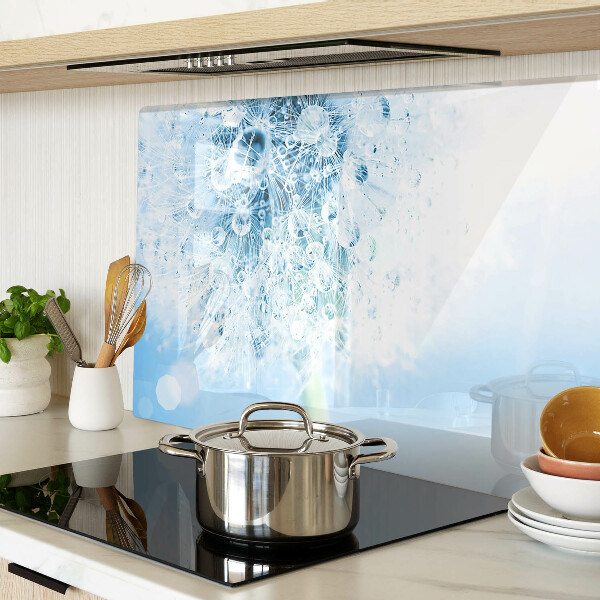 Glas schneidebrett Löwenzahnblüte mit Wassertropfen