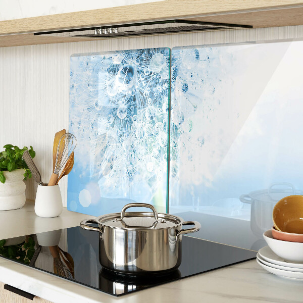 Glas schneidebrett Löwenzahnblüte mit Wassertropfen