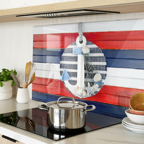 Glas Schneidebrett mit Anker-Motiv vor gestreiftem Hintergrund