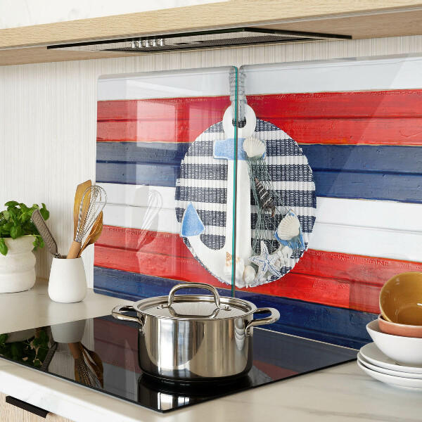 Glas Schneidebrett mit Anker-Motiv vor gestreiftem Hintergrund