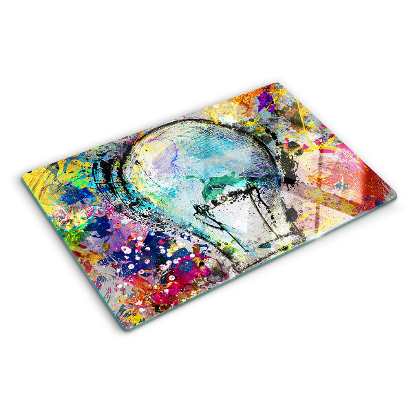 Schneidebrett Glühbirne auf farbigem Hintergrund