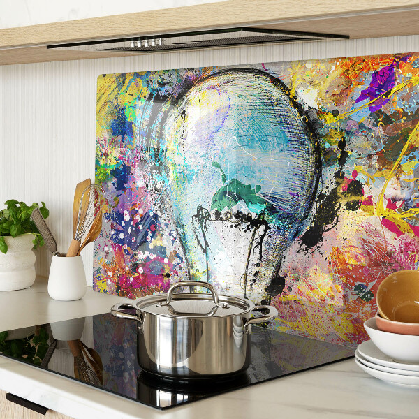 Schneidebrett Glühbirne auf farbigem Hintergrund