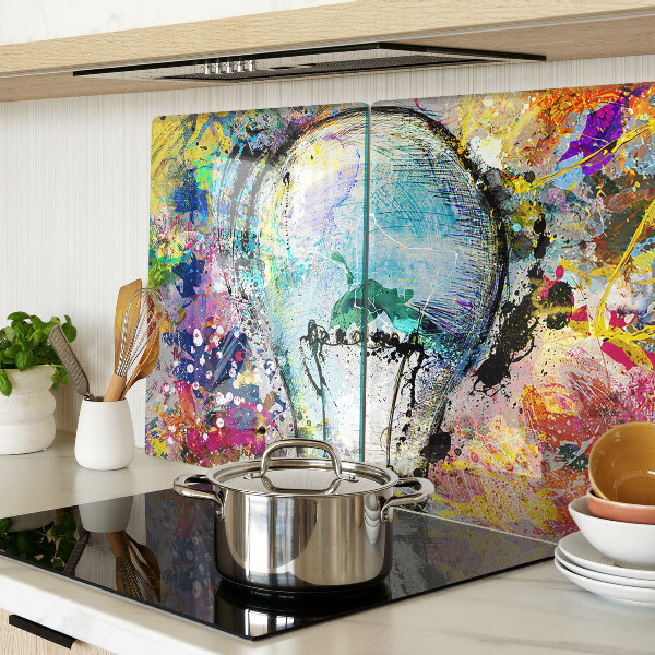 Schneidebrett mit Motiv einer Glühbirne auf farbigem Hintergrund