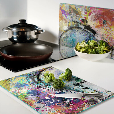 Schneidebrett Glühbirne auf farbigem Hintergrund