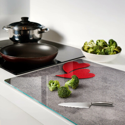 Schneidebrett mit einem Herzmotiv vor einem Fenster