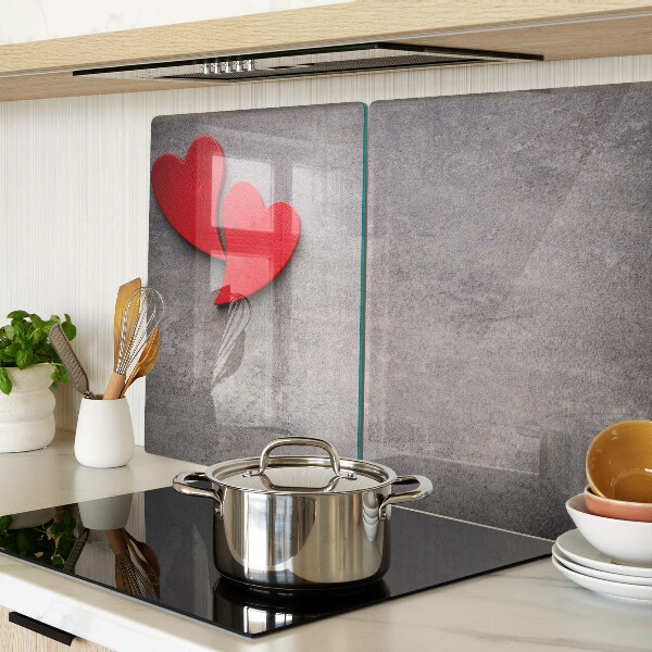 Schneidebrett mit einem Herzmotiv vor einem Fenster