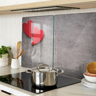 Schneidebrett mit einem Herzmotiv vor einem Fenster