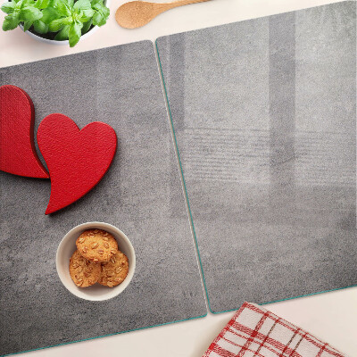 Schneidebrett mit einem Herzmotiv vor einem Fenster