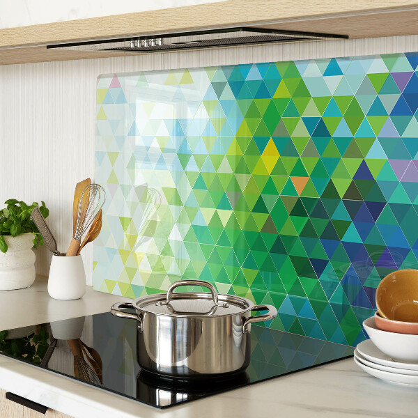 Schneidebrett mit einem Muster aus farbigen Dreiecken