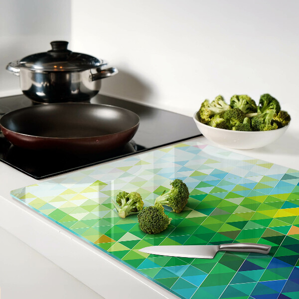 Schneidebrett mit einem Muster aus farbigen Dreiecken