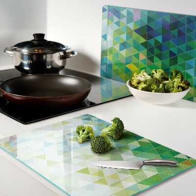 Schneidebrett mit einem Muster aus farbigen Dreiecken