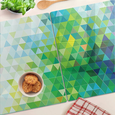 Schneidebrett mit einem Muster aus farbigen Dreiecken