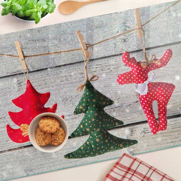 Schneidebrett mit Weihnachtsdekorationen auf Holzoptik