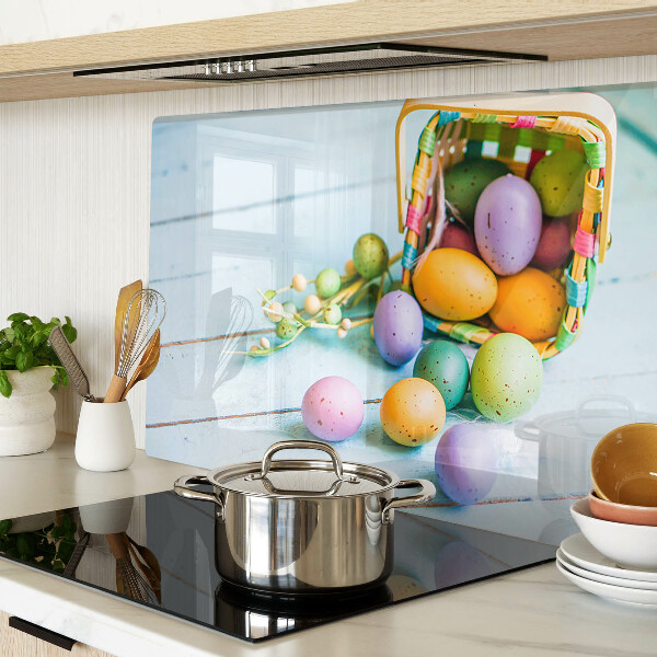 Schneidebrett glas Ostereier in bunten Farben in einem Korb