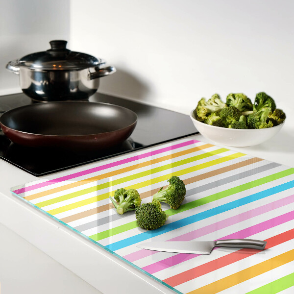 Schneidebrett mit regenbogenfarbenen Streifen