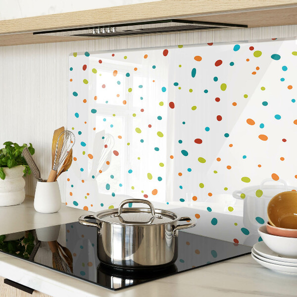 Glas-Schneidebrett mit bunten Punkten auf weißem Hintergrund