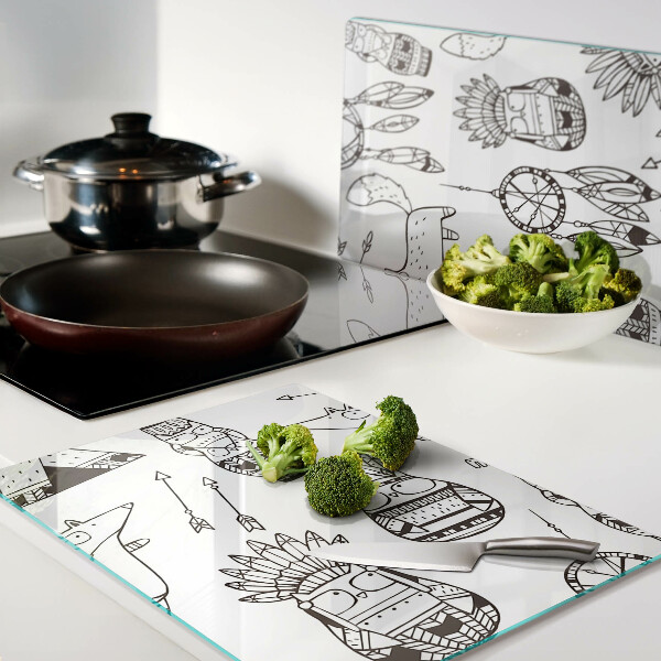 Schneidebrett mit ethischem Motiv und Tierdarstellungen