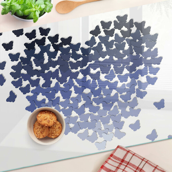 Schneidebrett mit Herzmotiv und Schmetterlingen