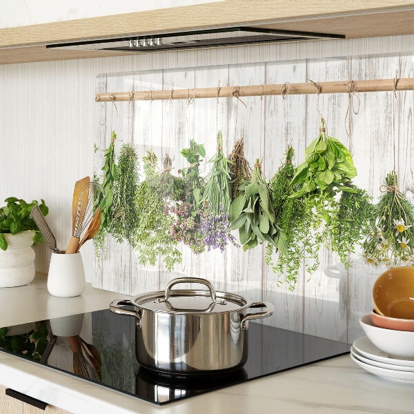 Glas schneidebrett Kräuter auf Holzgrund