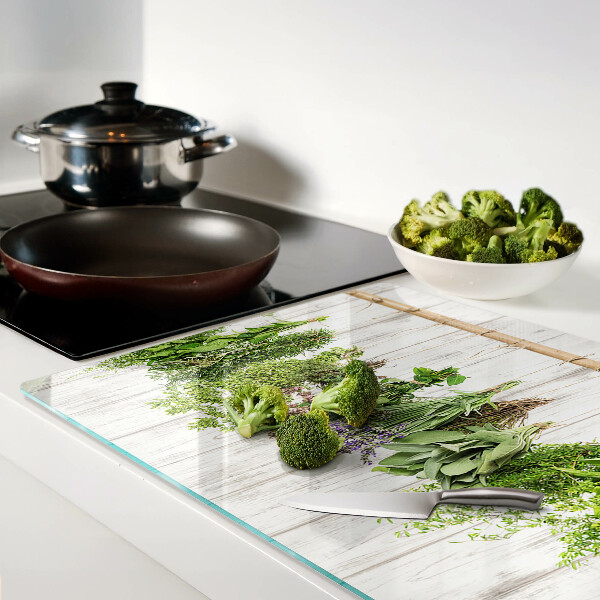 Glas schneidebrett Kräuter auf Holzgrund