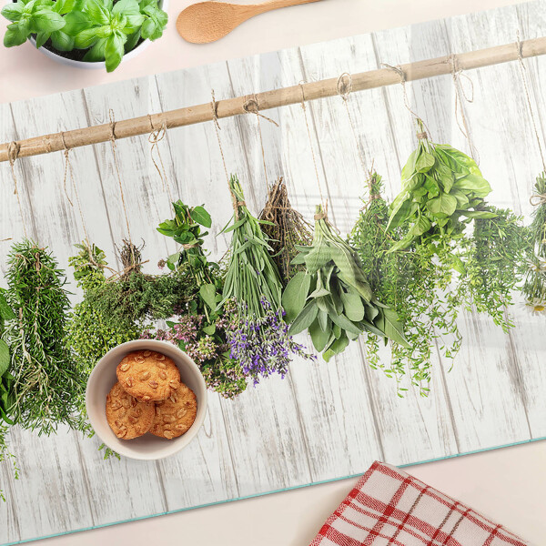 Glas schneidebrett Kräuter auf Holzgrund