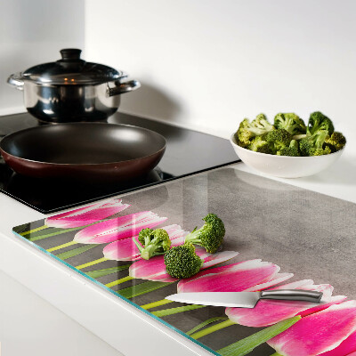 Schneidebrett mit Tulpen auf grauem Hintergrund