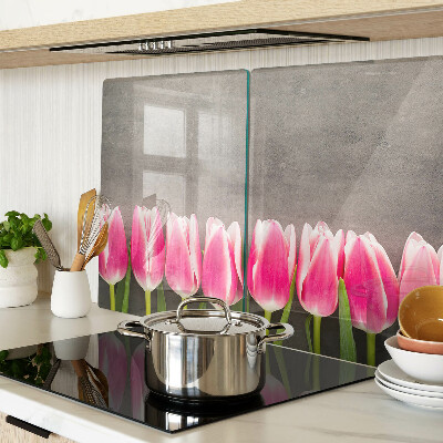 Schneidebrett mit Tulpen auf grauem Hintergrund