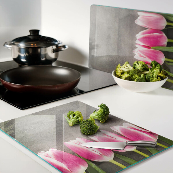 Schneidebrett mit Tulpen auf grauem Hintergrund