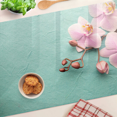 Glas schneidebrett Orchideen auf blauem Hintergrund